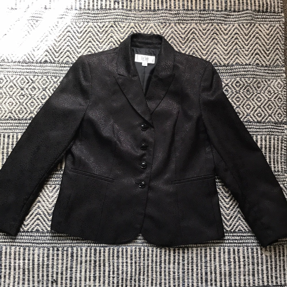 Le suit petite